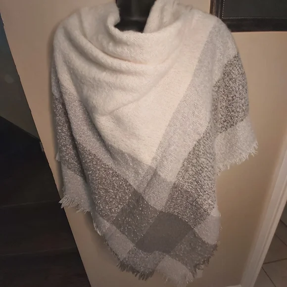 Oversized grey & white Scarf - Picture 8 of 13